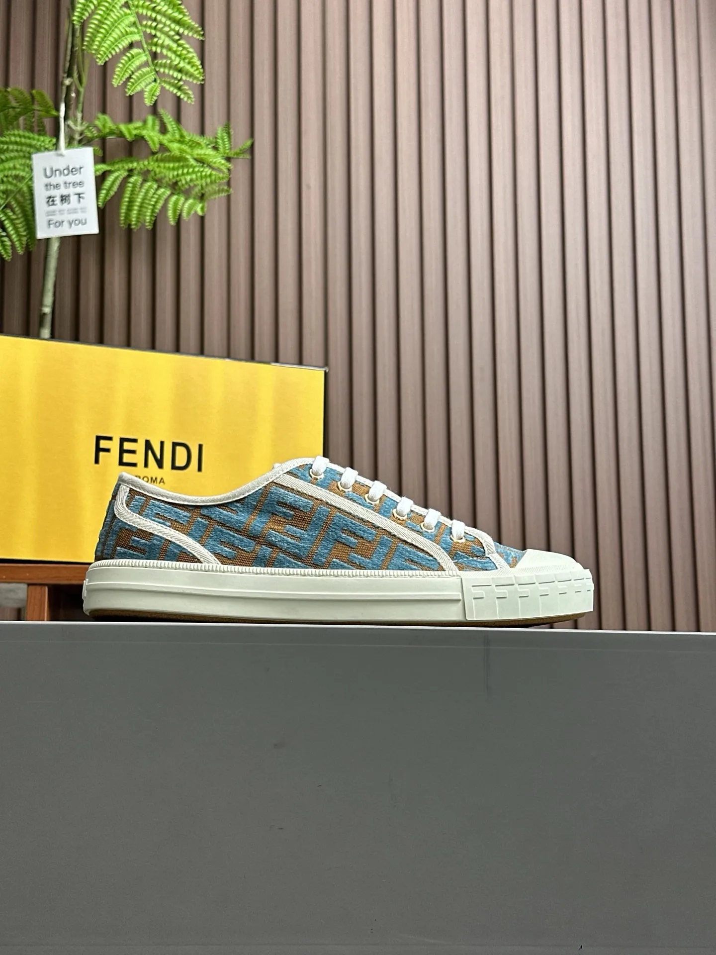 Men's shoes 💰580 FENDI Match men's lace-up sneakers. ♞size; couple size 35-40 (women) 39~45 (men) This item is from the Stefano Pilati design series. It is made of black leather and decorated with gray leather details. Rubber sole with FENDI on the side. Material: 100% calfskin, lining: 70% polyester, 27% nylon, 3% spandex